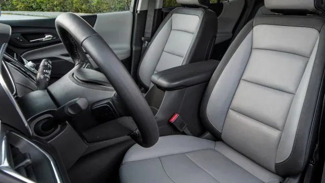 2018 Equinox поставляется с кожей на верхней линии отделки, Premier. Более дешевый LT получает ткань.