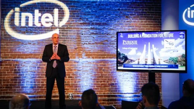 Рік Ечеваріа, віце-президент з програмного забезпечення та послуг Intel, оголошує про план компанії посилити свої партнерські зв'язки з університетами в галузі кібербезпеки у понеділок, 16 квітня 2018 р., У RSA у Сан-Франциско. (Кредит: корпорація Intel)