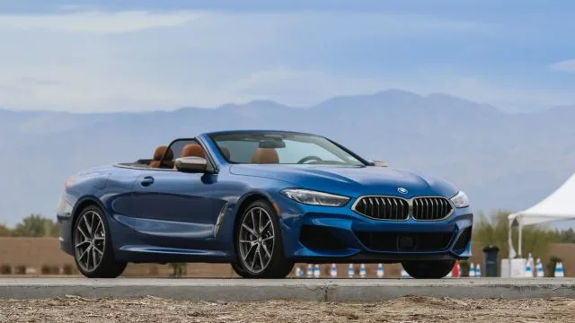 Кабриолет BMW 8 серии M 2020 года - это абсолютное наслаждение от вождения, езды и присутствия, если вы ведете бизнес в Голливуде или Майами. 8-я серия заменяет 6-ю (исторически, иногда 6-я серия заменяла 8-ю). Если вы хотите версию М, а также в кабриолете, а не в кузове-купе с жесткой крышей, вы ищете $ 120 000 и выше.