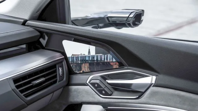 Концепция кроссовера Audi e-tron имеет задние зеркала с зеркалом заднего вида с дисплеями внутри автомобиля.