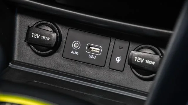 Cheapskates: Навіть найдорожчий Kona поставляється разом з одним гніздом USB 1-ампер (недостатньо для планшетів або потужних телефонів), а також бездротової плати зарядки (тільки Ultimate) і два важких 12-вольтних роз'єми. Рішення. Перед тим, як підписатись, додайте аксесуар для подвійного USB-накопичувача Kona $ 50, який замінює джек 12 В з правого боку. Не вимагайте від вас плати за покупку (це менше 5 хвилин), або дочекайтеся 2019 року Kona (ранній осінь), який має два.