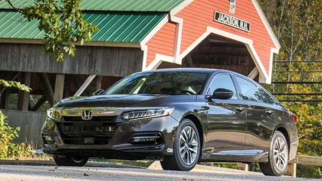 Honda Accord є найкращим седаном середнього розміру. Її винагорода: 7% падіння продажів в минулому році.