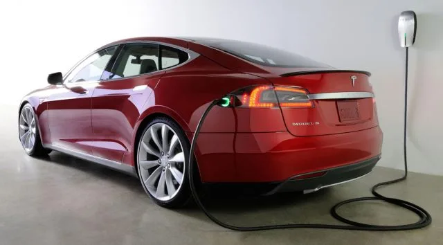Tesla Падіння акцій як компанія Slashes Ціни автомобіля