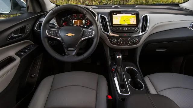 Панель приборов 2018 Chevrolet Equinox. ЖК-экран центрального уровня составляет 8 дюймов, 7 дюймов - на нижних линиях отделки без навигации или люка / развлекательного пакета.
