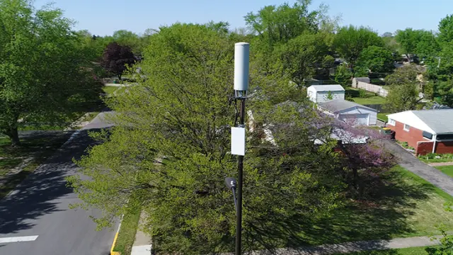 Маленькая сотовая антенна Verizon 5G. Huawei оценивается как поставщик сетевого оборудования 5G.