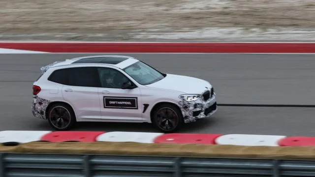 На бейдже была наклеена лента, но это BMW X3 M Competition: универсальный автомобиль с двухцилиндровым двухцилиндровым двигателем мощностью 503 л.с. При езде по беговой дорожке с заднего сиденья - без опор сиденья - вы поворачиваетесь из стороны в сторону по кругу, почти на переднее сиденье при торможении, и это при плотно прикрепленном ремне безопасности. У Х5 уже давно была версия М, так что теперь Х3 (и Х4) получили свою очередь. Ищите это этой весной.