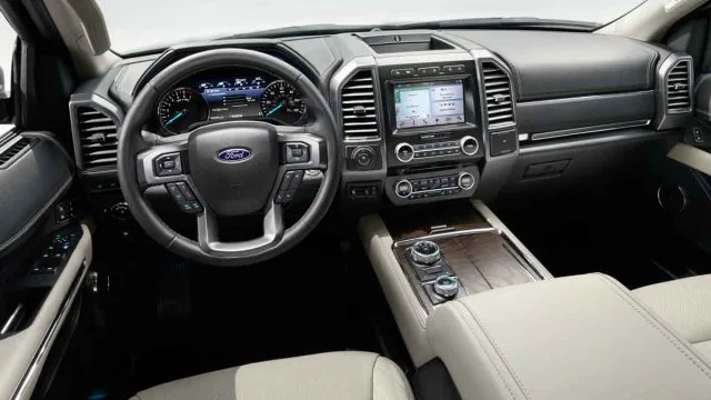 Кабина Ford Expedition - высококлассная, премиум, аккуратная линия. Одним из преимуществ большого автомобиля является много места для водителя и пассажиров.