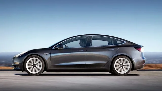 Колишні працівники компанії Tesla попереджають про дефектні батареї моделі 3