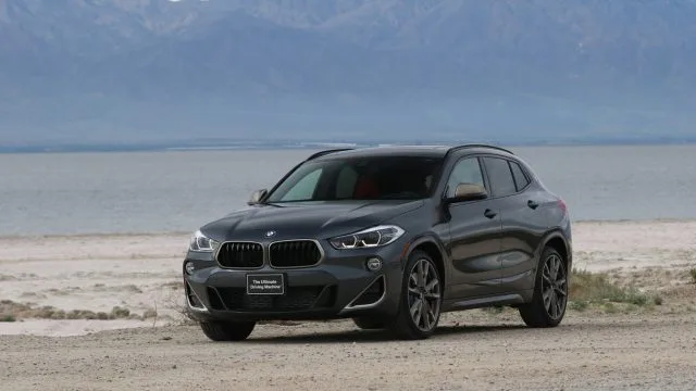 Версия M субкомпактного внедорожника BMW X2 (X2 M35i) разгоняется до 60 миль в час менее чем за 5 секунд. X2 (все линии отделки) популярен в городских районах, потому что его легко припарковать на 172 дюйма в длину.