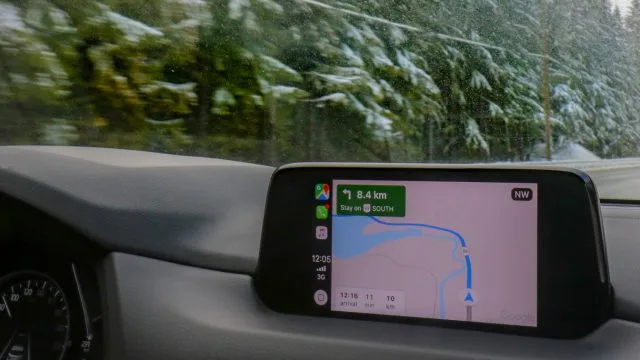 В 2017 году Mazda обещала, что CX-5 второго поколения получит Apple CarPlay и (здесь) Google Maps. Он прибыл в 2019 году. Владельцы Mazdas нынешнего поколения могут обновиться примерно за 500 долларов. Мазда надеялась, что это будет бесплатно, пока не оказалось, что головному устройству требуется новый жгут проводов.