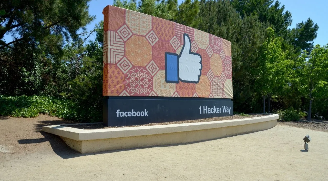 Facebook, учитывая розничные магазины, так как он выглядит для создания метаврейного