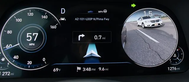 Hyundai Blind Spot View Monitor (BVM) показує, що в вашому сліпій плямі (також подає звуковий сигнал, блимає).
