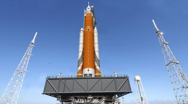 NASA будет использовать менее мощную космическую ракетную систему для первого пилотируемого полета