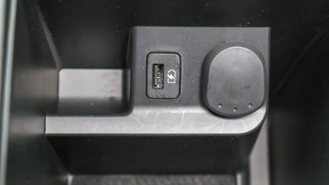 Маленькая центральная консоль удерживает второй USB-разъем автомобиля. Это было добавлено в 2018 году. Если пассажир на переднем сиденье использует этот USB-порт, два или три пассажира сзади должны бороться за 12-вольтовую розетку грузового отсека и надеяться, что они привезли USB-адаптер.