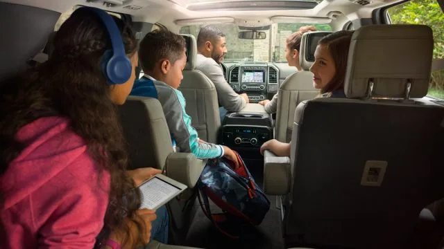 У Ford Expedition есть серьезное место для ног во всех трех рядах: 43,9 дюйма, 41,5 дюйма, 36,1 дюйма.