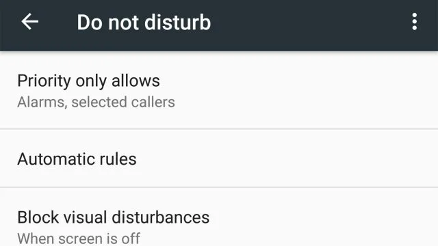Виберіть "Не турбувати налаштування"
Налаштування сповіщень Android трохи заплутані прямо зараз. Не тільки OEM часто змінюють термінологію, але сама Google оновила її кілька разів за останніми оновленнями. Ви знайдете параметри для цієї функції або у своєму спливаючому вікні, коли ви натискаєте перемикач, або перейшовши до системних налаштувань для сповіщень (як правило, звук і сповіщення). Він буде називатися "Не турбувати" на більшості пристроїв. У цьому меню ви можете вибрати, коли DND автоматично перемикається, що заблоковано, і якщо будь-які контакти в будь-якому випадку можуть дзвонити. Як правило, швидкий запуск DND в швидких налаштуваннях - це швидше, ніж відкриття системних налаштувань.