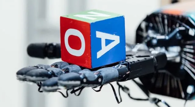 OpenAI Robotic Hand изучает, как работать без человеческих примеров