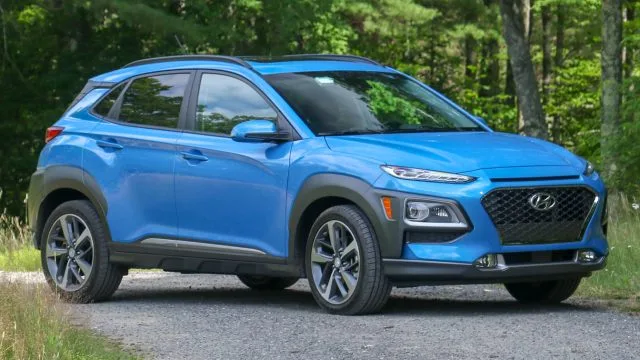 Hyundai Kona - це новий (весна 2018 р.) Субкомпактний кросовер / позашляховик. Він вимірює довжину 164 дюйма з 102-дюймовою колісною базою, шириною 71 дюймів та 62 дюймами висотою, яку міжнародні компанії називають B-сегментом. Вага коливається від 2 890 до 3 344 фунтів.