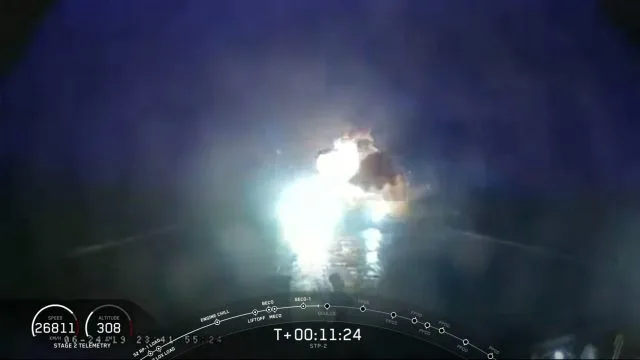 SpaceX успешно запускает, частично восстанавливает Falcon Heavy