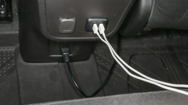 ... на задней панели консоли добавлены еще два разъема USB (всего шесть), 12-вольтовый разъем и 120-вольтовый разъем переменного тока.