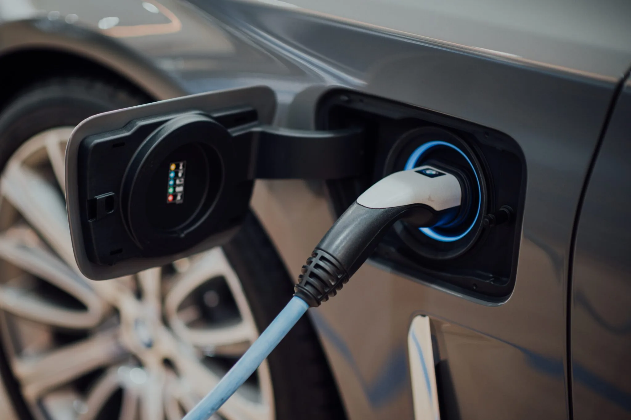Франція в оренду EVS водіям всього за 100 євро на місяць