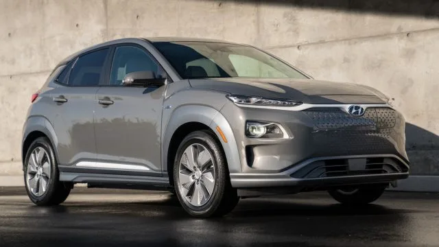 Hyundai додасть Kona Electric як модель 2019 року. Він буде мати приблизно 250 миль від літій-іонного акумулятора 64-кВт-год. Стандартні функції Hyundai Smart Sense включають в себе "виявлення сліпого місця", підтримку провулку та попередження попередження зіткнень / гальмування та виявлення пішоходів.