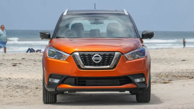 Kicks приймає зараз-familiary U-образний Nissan grille та bumerang headlamp оточують. Верхня лінія Kicks SR отримує протитуманні фари, світлодіодні низькі промені.