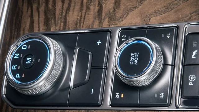 У Ford Expedition есть электронный переключатель типа ручки, система управления ландшафтом (для рыхлой местности от травы, гравия и снега, или неровных поверхностей, таких как грязь и колеи), и много оставшегося места для подстаканников (15, включая держатели консоли).