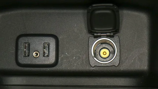 Equinox LT с пакетом Sun & Infotainment поставляется с двумя разъемами USB и разъемом на 12 вольт спереди ...