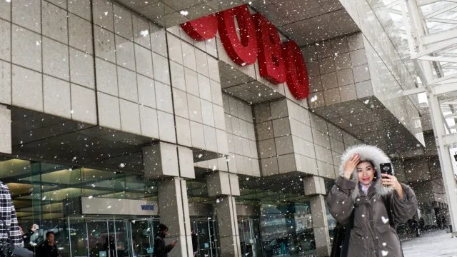 2018: Ничто не говорит о Детройтском автосалоне, как селфи на снегу возле главного входа в Кобо Холл.