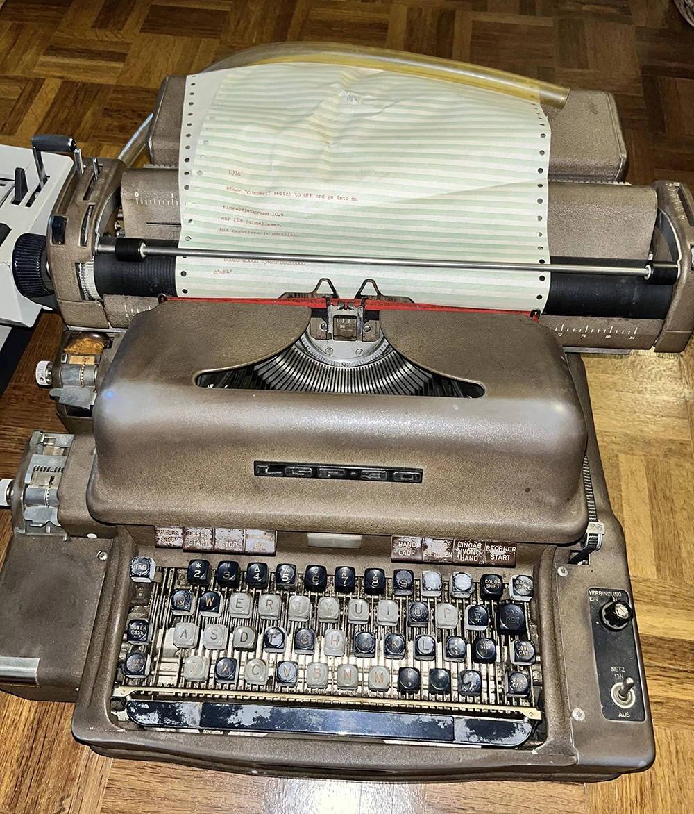 Redditor Finds Ultra-Rare Refrigerator-Sized 1950s-Era Computer in Basement