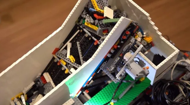 &quot;Універсальний сортувальник Lego&quot; використовує AI для розпізнавання будь-якої цегли Lego