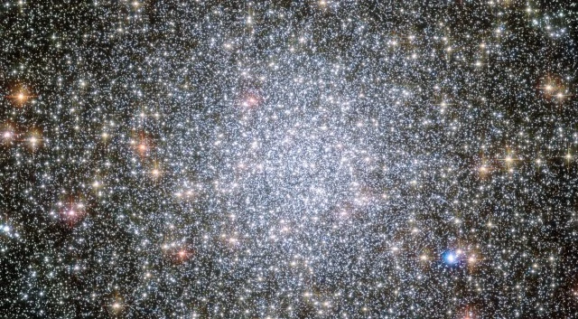 Кулясте зіркове скупчення 47 Tucanae сфотографовано космічним телескопом Хаббл.