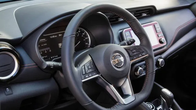 Рульове колесо D-shaped на всіх лініях обробки Nissan Kicks виглядає спортивно, як і на деяких гоночних автомобілях. Це також приємно для водіїв з великими кишками та стегнами. Верхні дві лінії обробки отримують шкіряне обгортоване колесо.