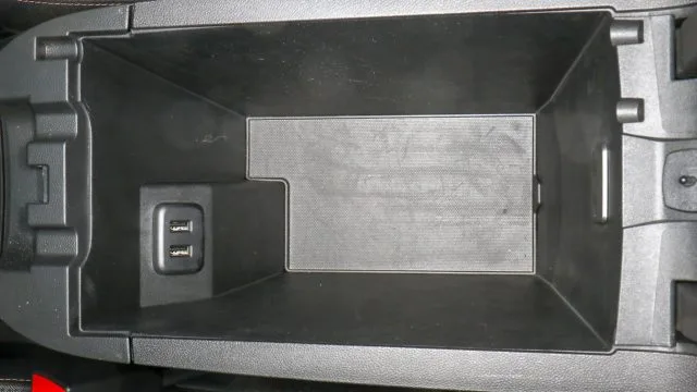 ... в центральной консоли есть еще два USB-разъема и светодиодный индикатор, светящийся на гнездах ...