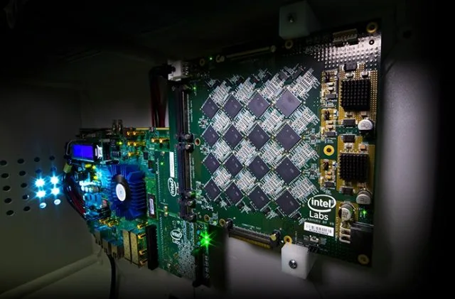 Одна из плат Intel Nahuku, каждая из которых содержит от 8 до 32 нейроморфных чипов Intel Loihi, показанных здесь, сопряжена с комплектом разработки Intel Arria 10 FPGA. Последняя нейроморфная система Intel, Poihoiki Beach, анонсированная в июле 2019 года, состоит из нескольких плат Nahuku и содержит 64 чипа Loihi. Пляж Похойки был представлен в июле 2019 года. (Фото: Тим Херман / Корпорация Intel)