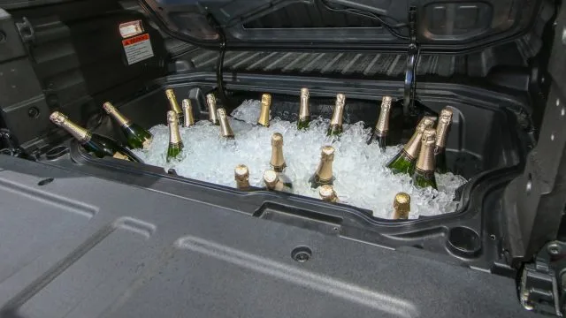 2017: Honda Ridgeline. Ничто не говорит о высококлассной задней двери, как пара ящиков Chandon в ледяном сундуке этого пикапа.