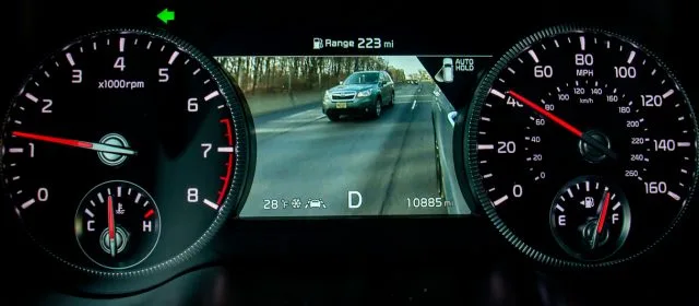 Kia Blind-Spot View Monitor: Переверніть поворотник і приладову панель MID (мульти-інформаційний дисплей) виводить відео вашого сліпої плями.