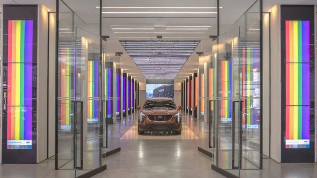 Цифровий прапор веселки на колонадах будинку Cadillac.