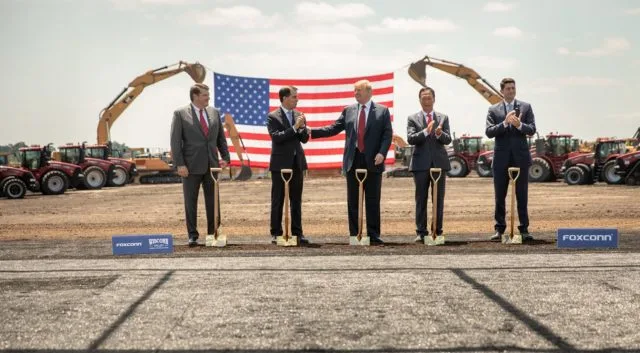 Предполагается, что фабрика Foxconn в Висконсине вернется после звонка с Трампом