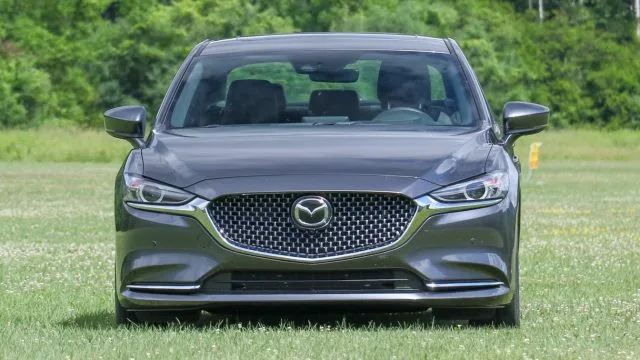 2018 Mazda6 имеет длину 192 дюйма (с 111-дюймовой колесной базой), 72 дюйма в ширину и 57 дюймов в высоту. Он весит 3430-3560 фунтов.