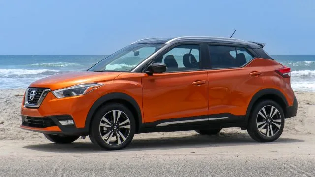 Nissan Kicks розміри 169 дюймів завдовжки, 69 дюймів в ширину і 63 дюйми в висоту, що ставлять його прямо в категорії субкомпактних позашляховиків. Низька 2,672 фунтова вага брутто означає, що 125-к.с. двигун не настільки повільний, як показує сила потужності кінських сил. Малюнок 9-10 секунд до 60 миль / год.