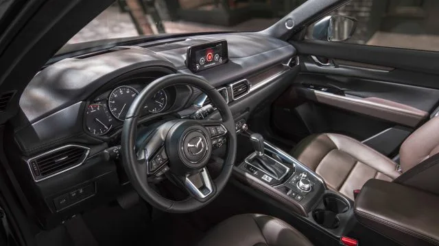 Кабина Mazda CX-5 подписи издания 2019 года.