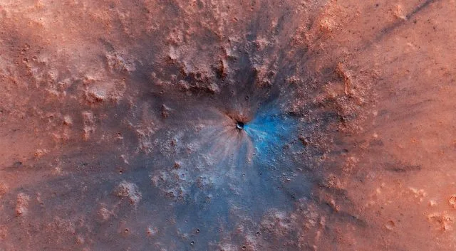 Mars Reconnaissance Orbiter знаходить свіжий кратер на Червоній планеті