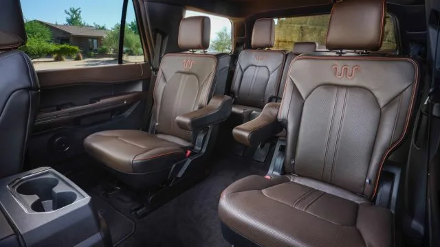 Издание King Ranch (вдохновленное одноименным ранчо из Техаса) возвращается в экспедицию Ford 2020 года. У тебя много темно-коричневой кожи и значков снаружи. По цене он близок к линейке Expedition Platinum.