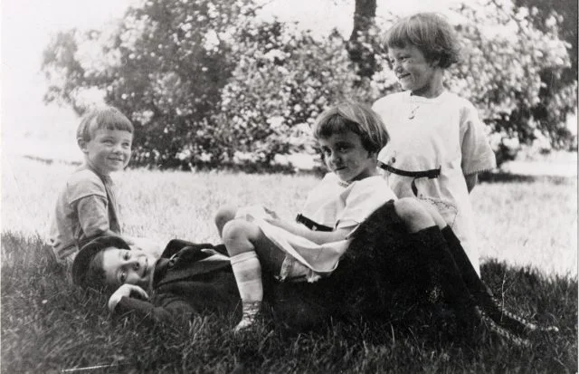 Скан черно-белого снимка 1950-х годов.