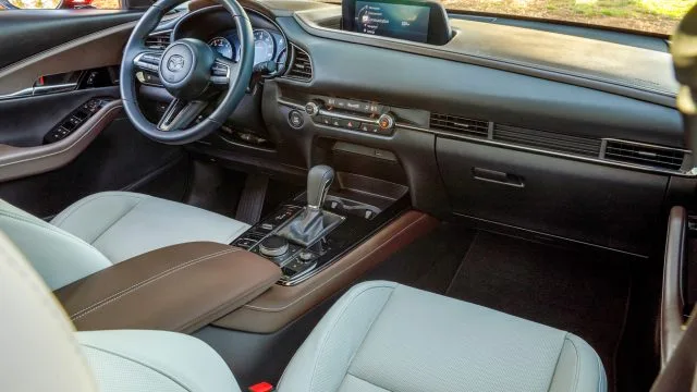 Внутреннее ощущение Mazda CX-30 имеет больше общего с Audi-BMW-Lexus-Mercedes, чем с его основными конкурентами. Когда Mazda говорит «класс выше», детекторы BS не срабатывают.