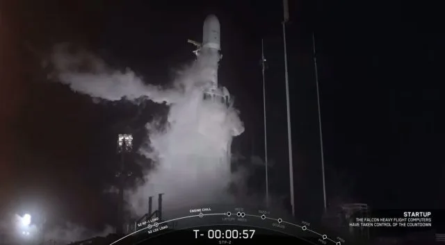 SpaceX успешно запускает, частично восстанавливает Falcon Heavy