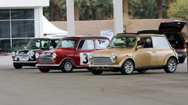 В экспозиции: исторический Minis Coopers, построенный в начале 1960-х годов. Mini был предшественником наиболее распространенной на сегодняшний день архитектуры трансмиссии: двигатель спереди, трансмиссия спереди, ведущие колеса спереди. Это позволяет больше кабины и заднего багажного отделения. Полдюжины переднеприводных BMW находятся в ближайшем будущем (большинство с полноприводными вариантами). Некоторые поделятся технологией с Mini, которым BMW владеет с 2000 года.