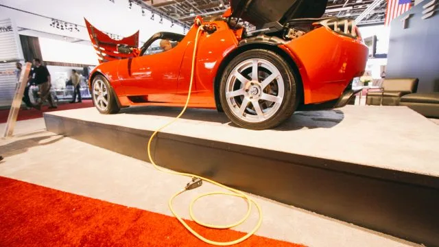 2009: Когда-то, Tesla придерживалась норм автопроизводителя и принимала участие в большинстве крупных автосалонов. Здесь оригинальный родстер Tesla. (Тесла был также в Лос-Анджелесе 2018.)